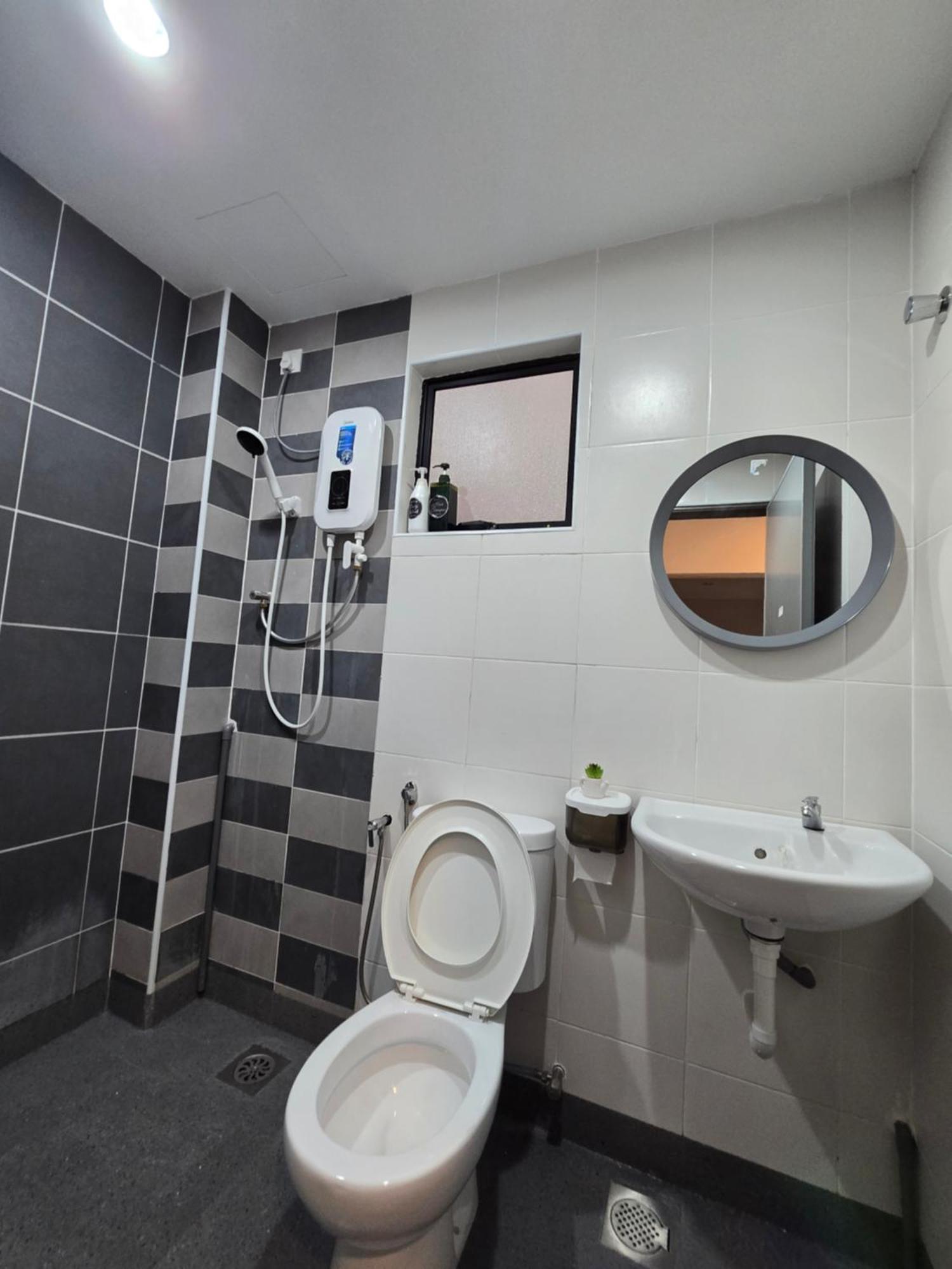 Manhattan Condomium Water Park Land @ Apartment