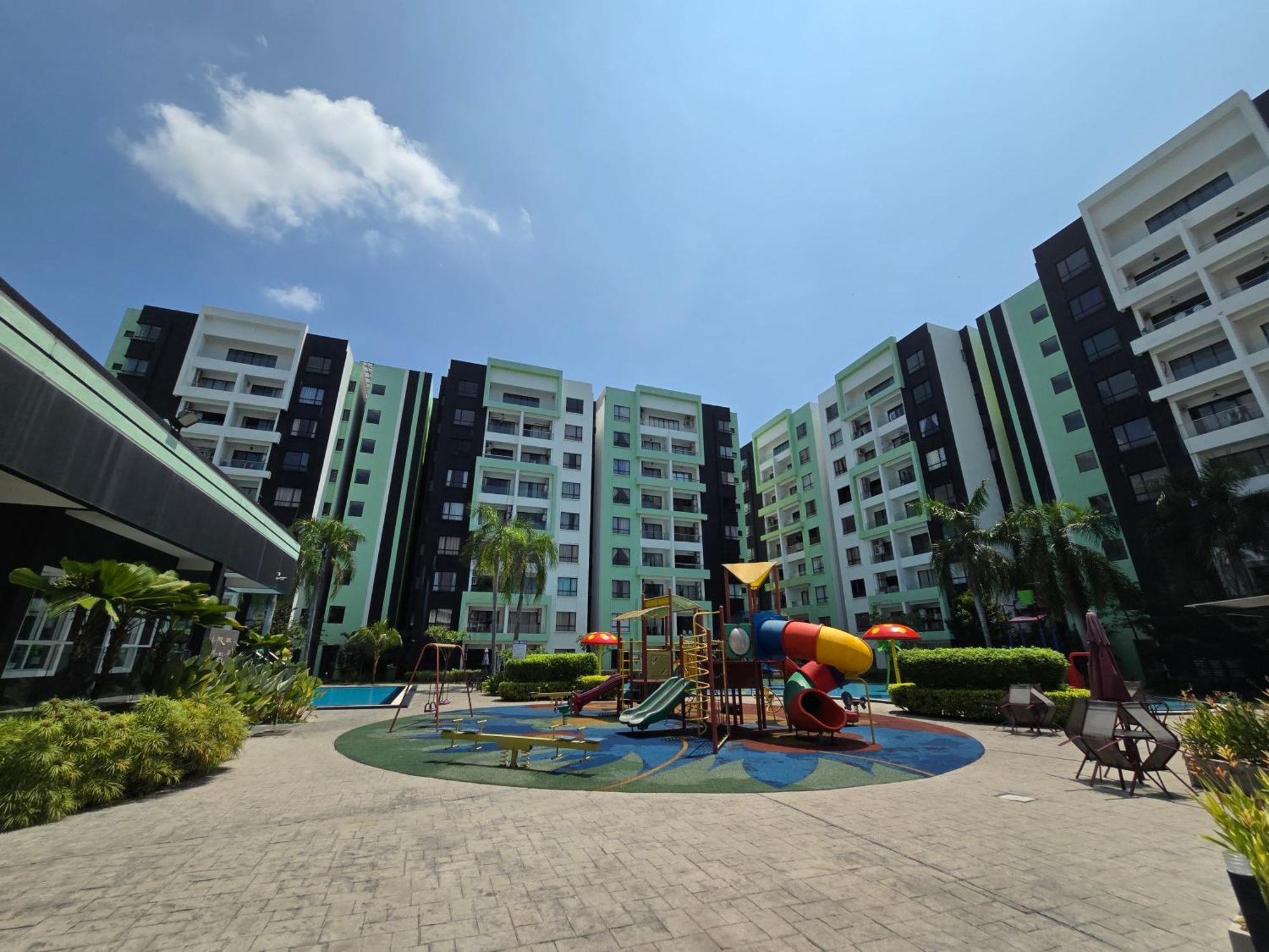 Manhattan Condomium Water Park Land @