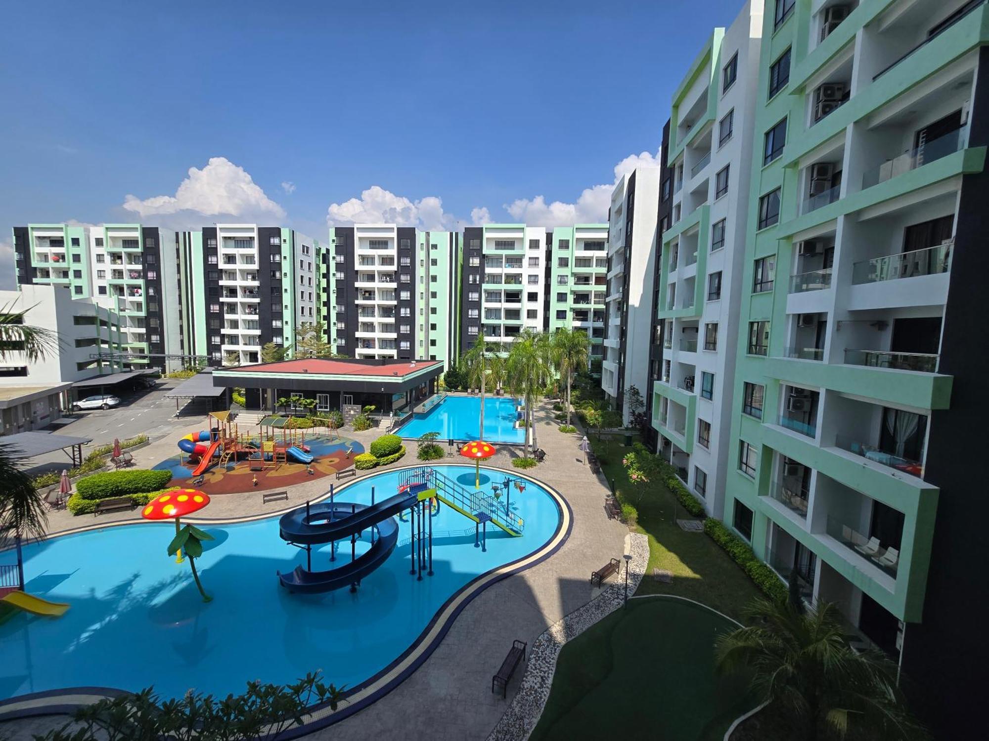 Manhattan Condomium Water Park Land @ *