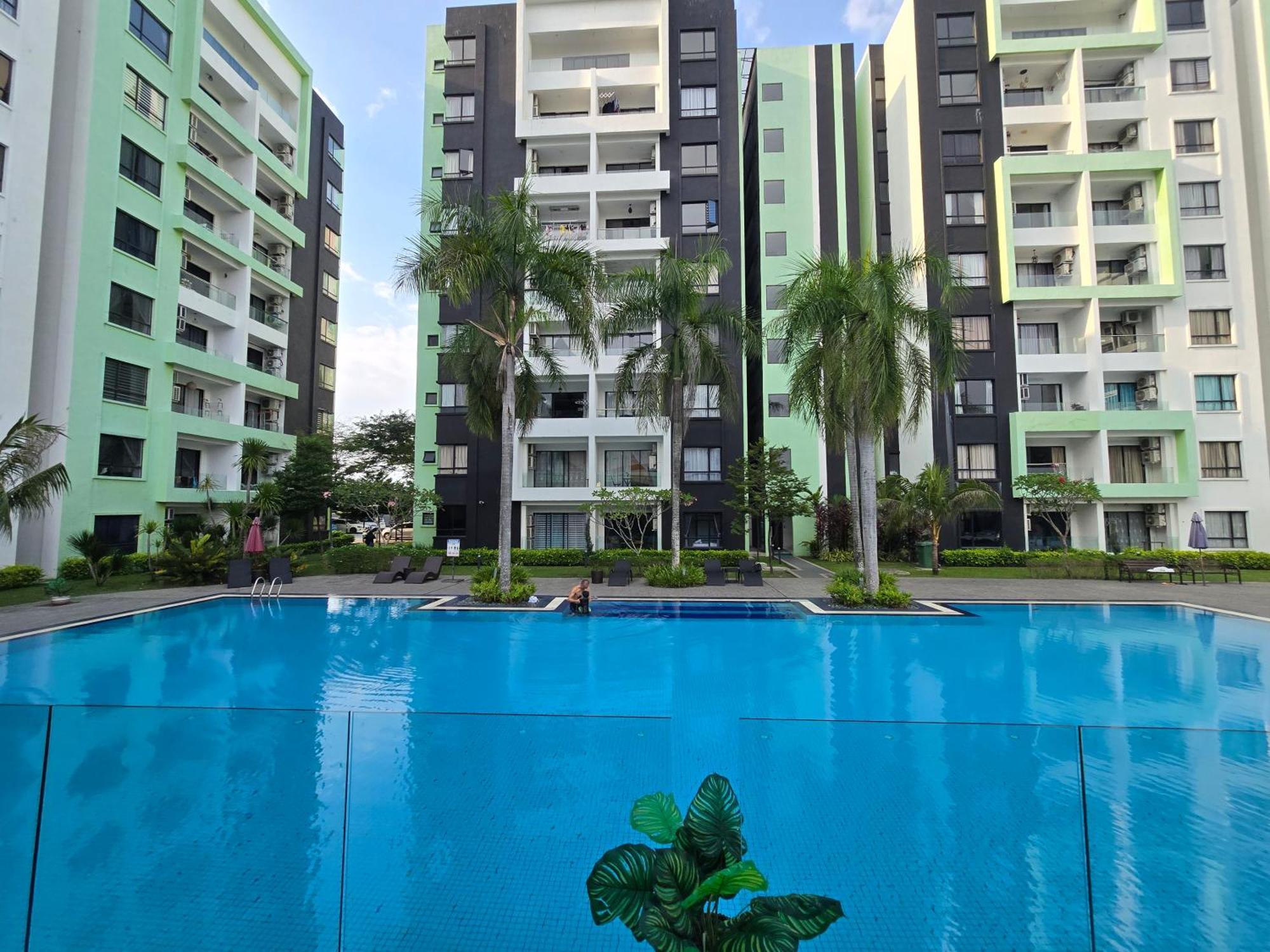 Manhattan Condomium Water Park Land @