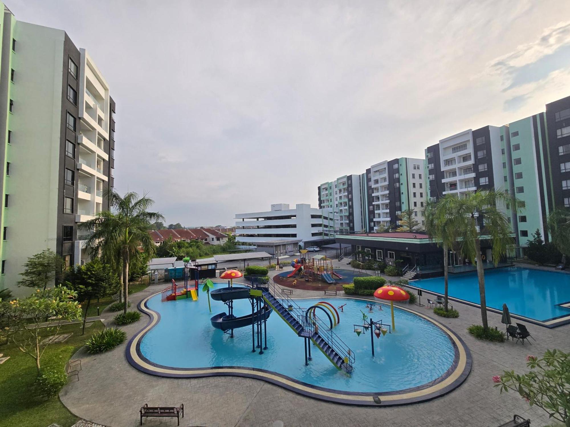 Manhattan Condomium Water Park Land @ Apartment
