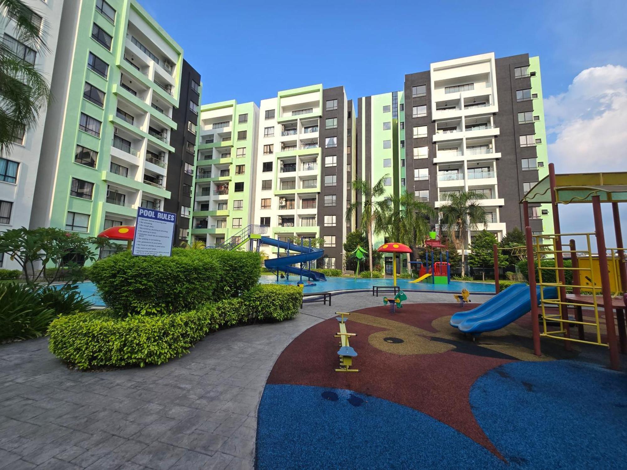 Manhattan Condomium Water Park Land @ Apartment