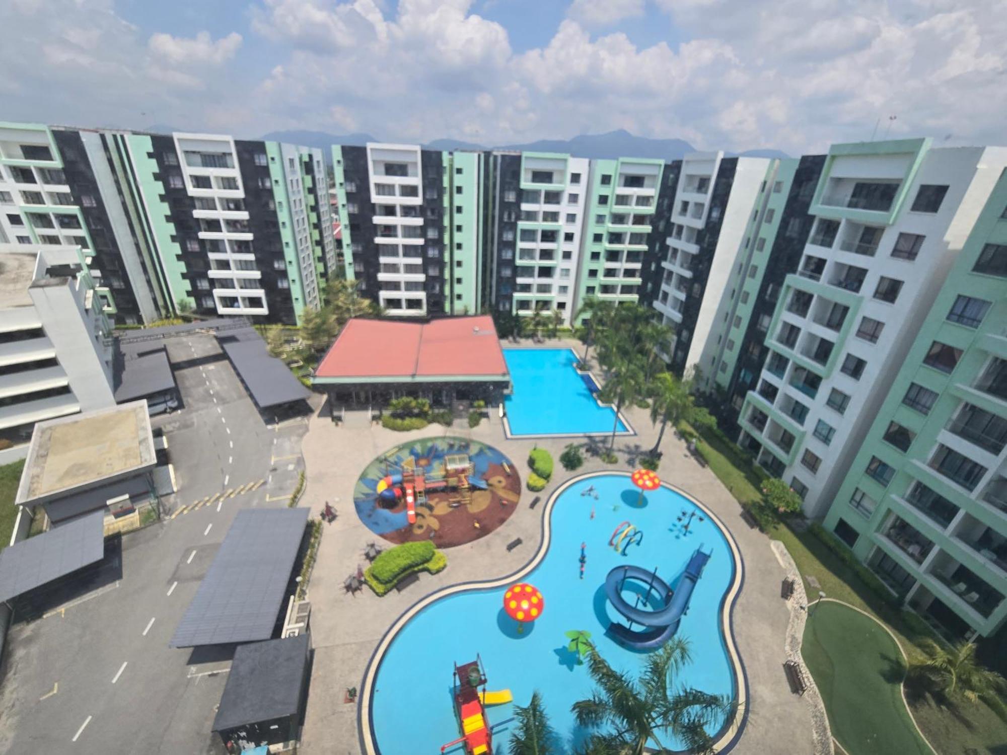Manhattan Condomium Water Park Land @