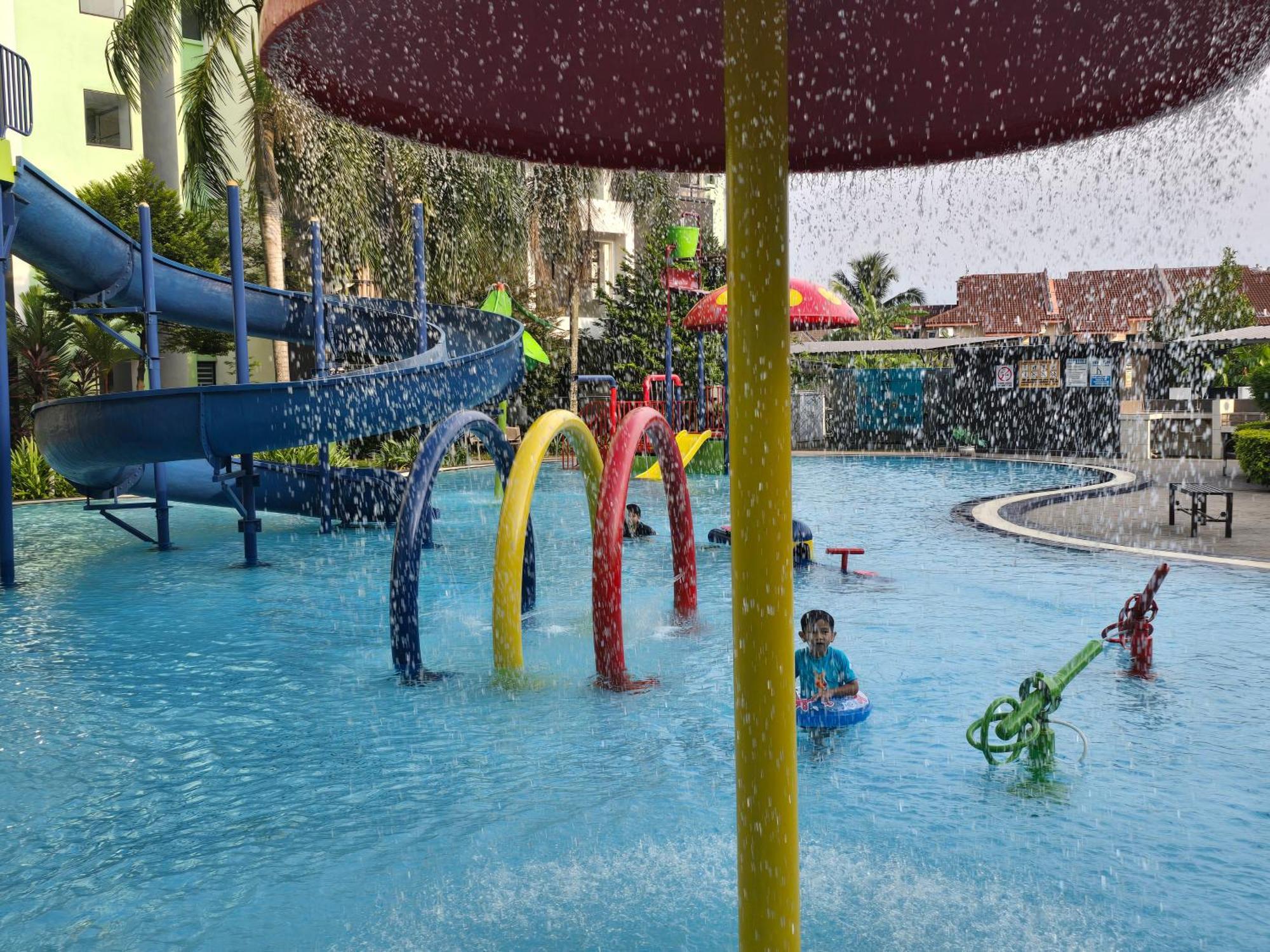 Manhattan Condomium Water Park Land @ Apartment